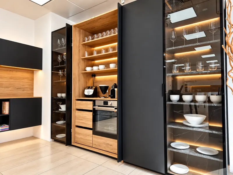 Columna de despensa abierta con horno integrado y vitrina iluminada